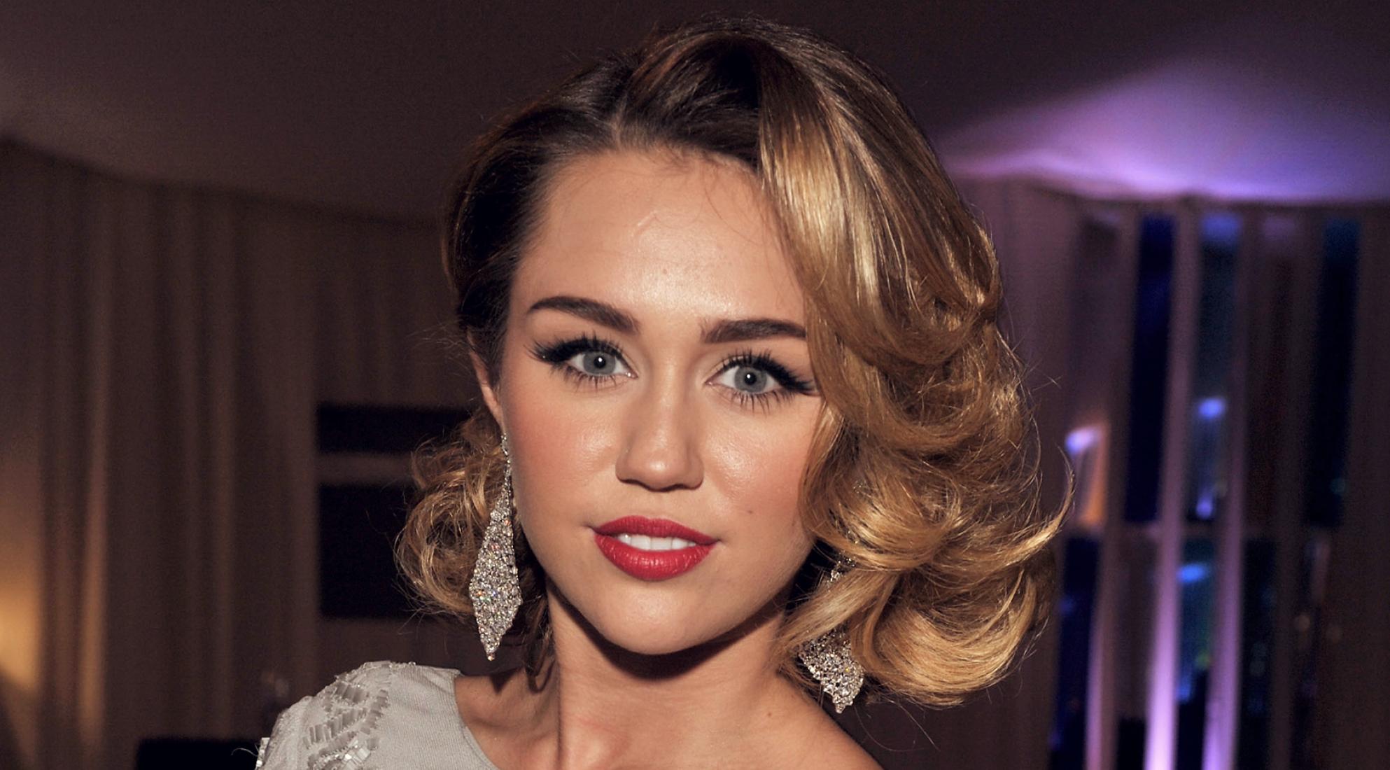 MILEY CYRUS ПОТЕРЯЛА ДОМ ИЗ-ЗА ПОЖАРА - MFM STATION - DANCE HIT RADIO